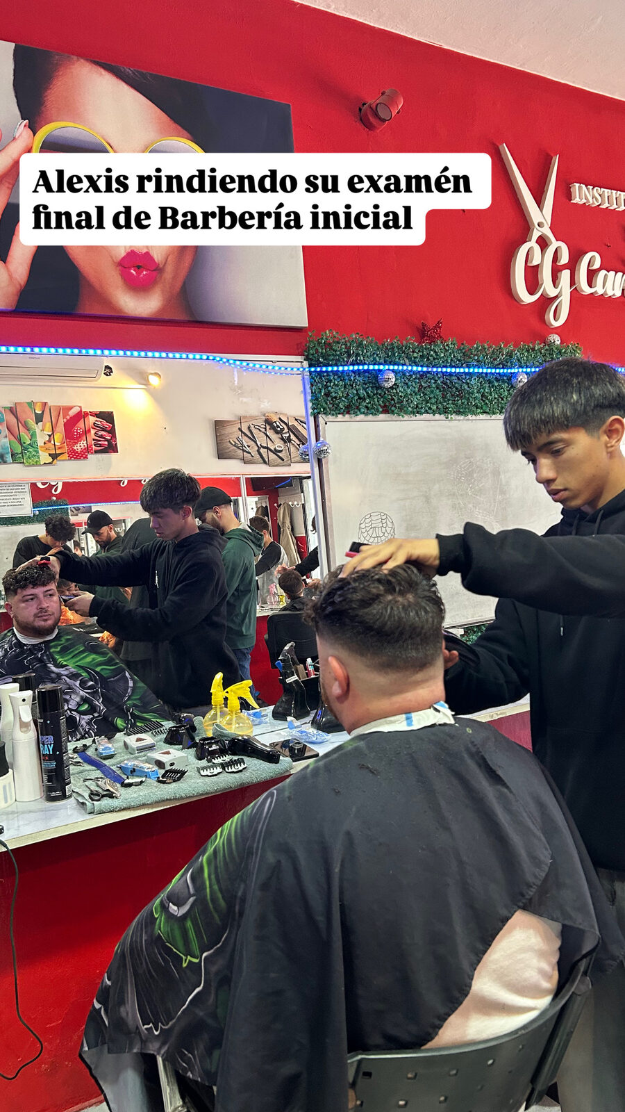 Alexis rindiendo su exámen final de Barbería inicial