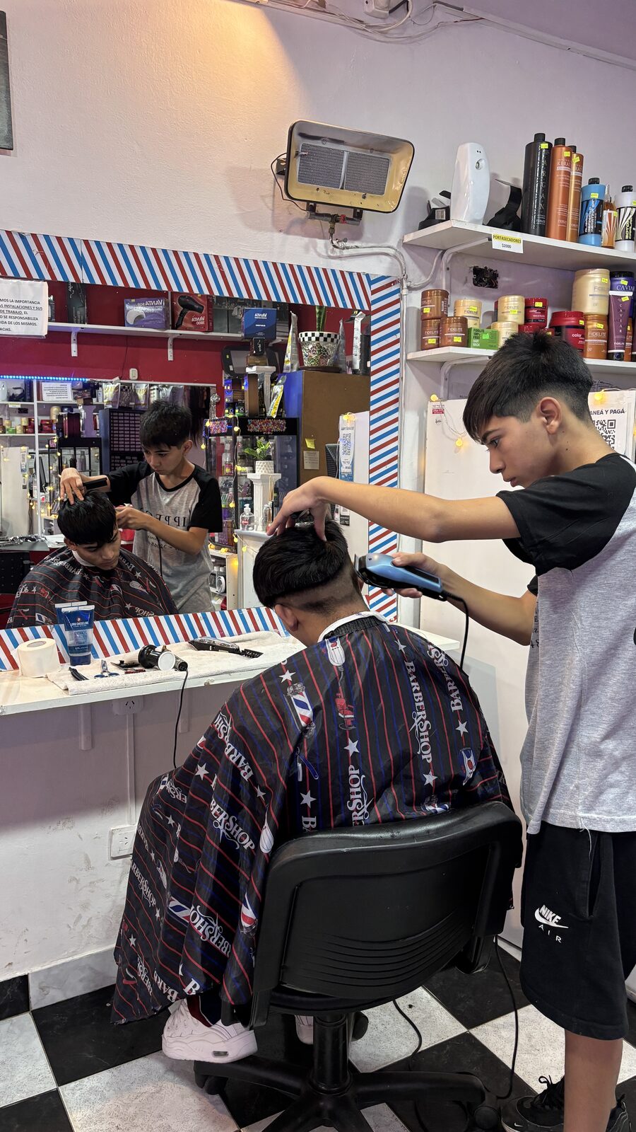 Alumno realizando un corte de barbería en el instituto