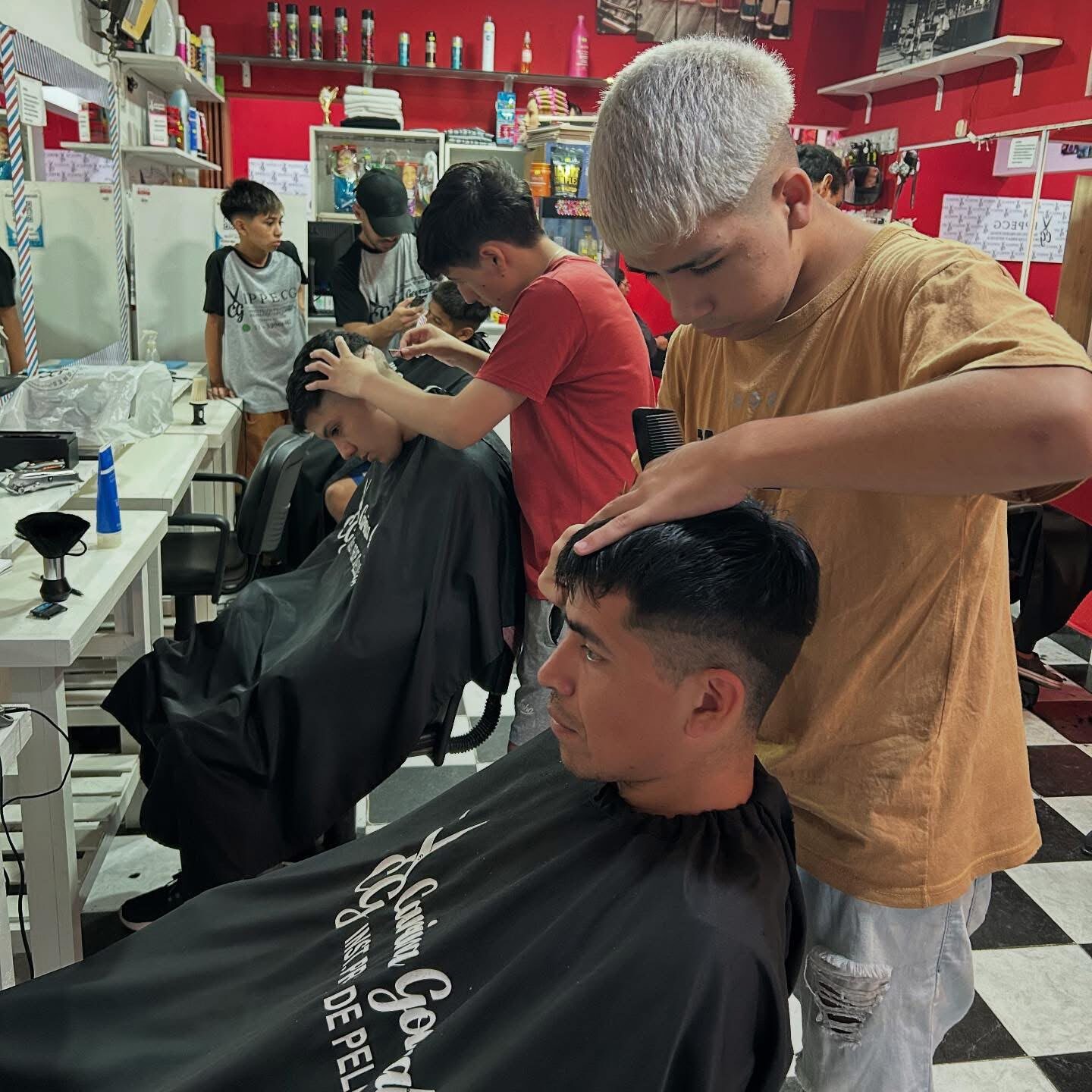 Alumnos de barbería practicando en el instituto