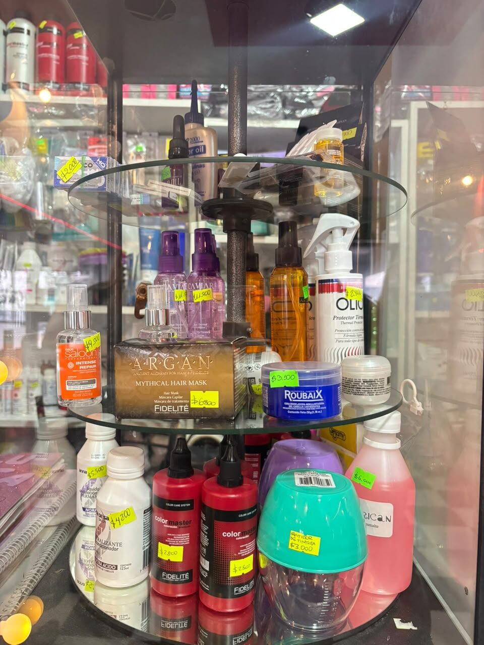 Vitrina con productos de tratamiento y coloración Distribuidora CBS