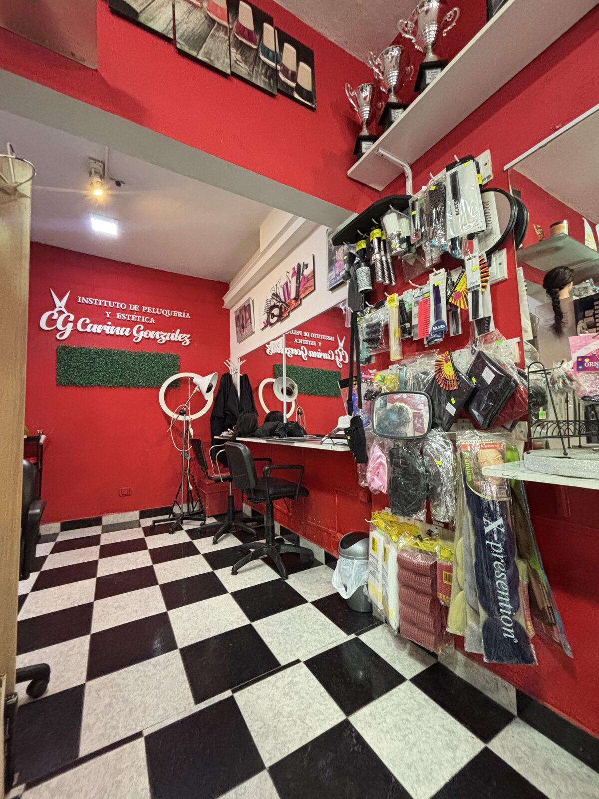 Estantería de productos de la Distribuidora CBS