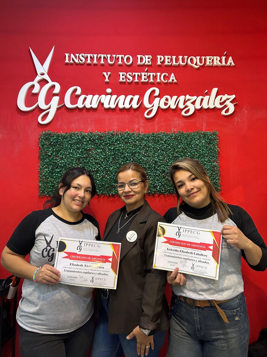 Egresados con su certificado