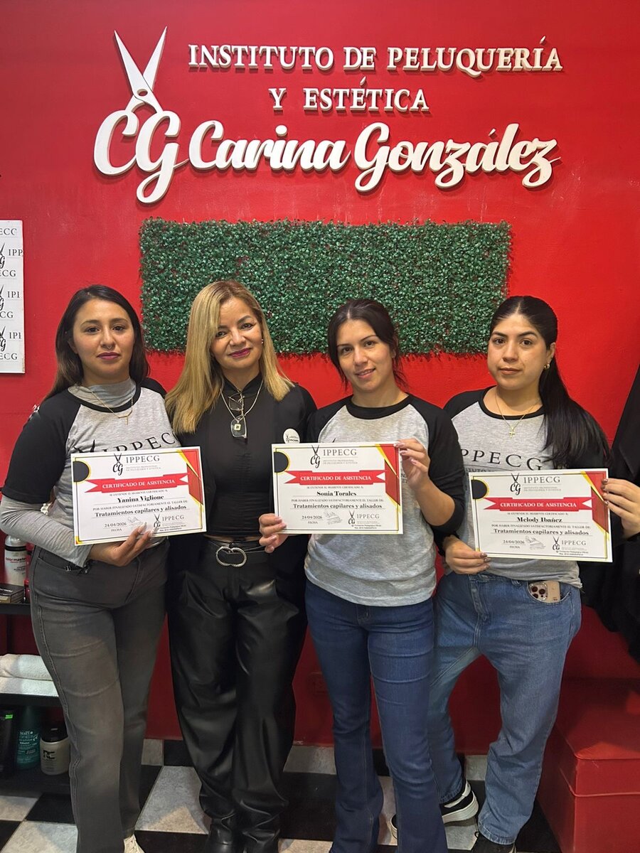 Egresados con su certificado