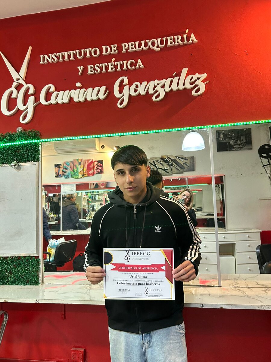 Egresados con su certificado