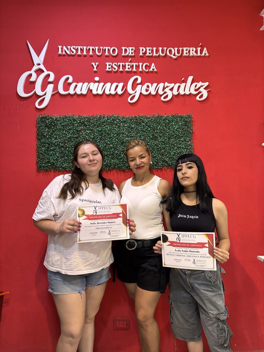 Egresados con su certificado