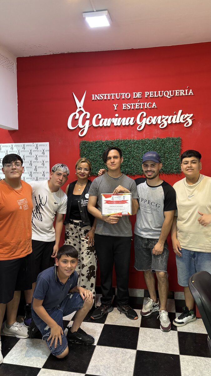 Egresados con su certificado