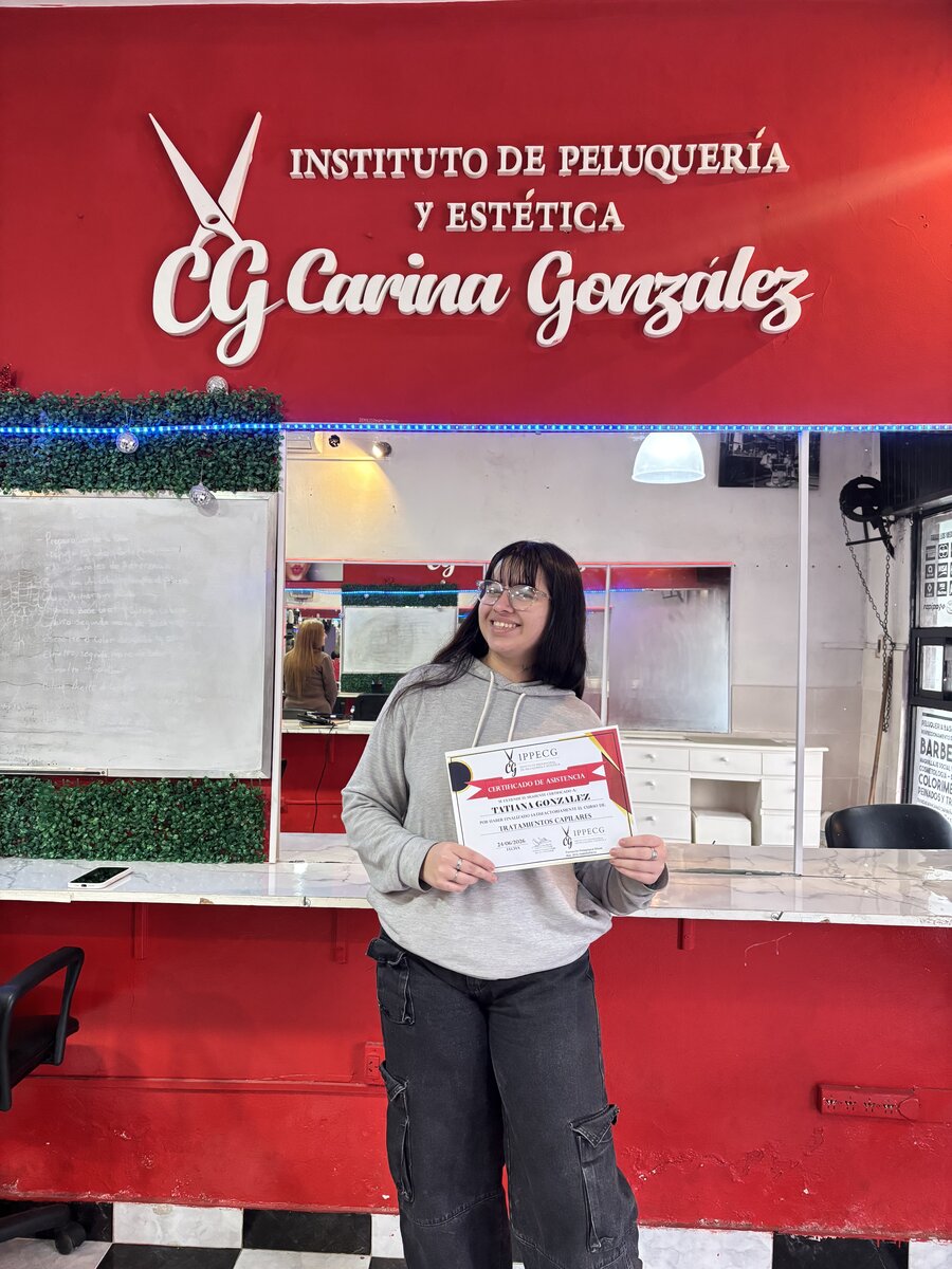 Egresados con su certificado