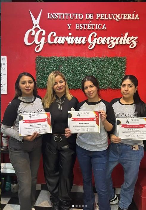 Egresadas de IPPECG con sus certificados